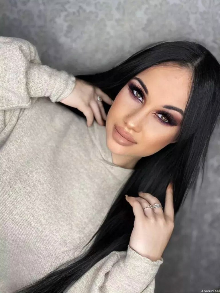 Elena Profile image 2