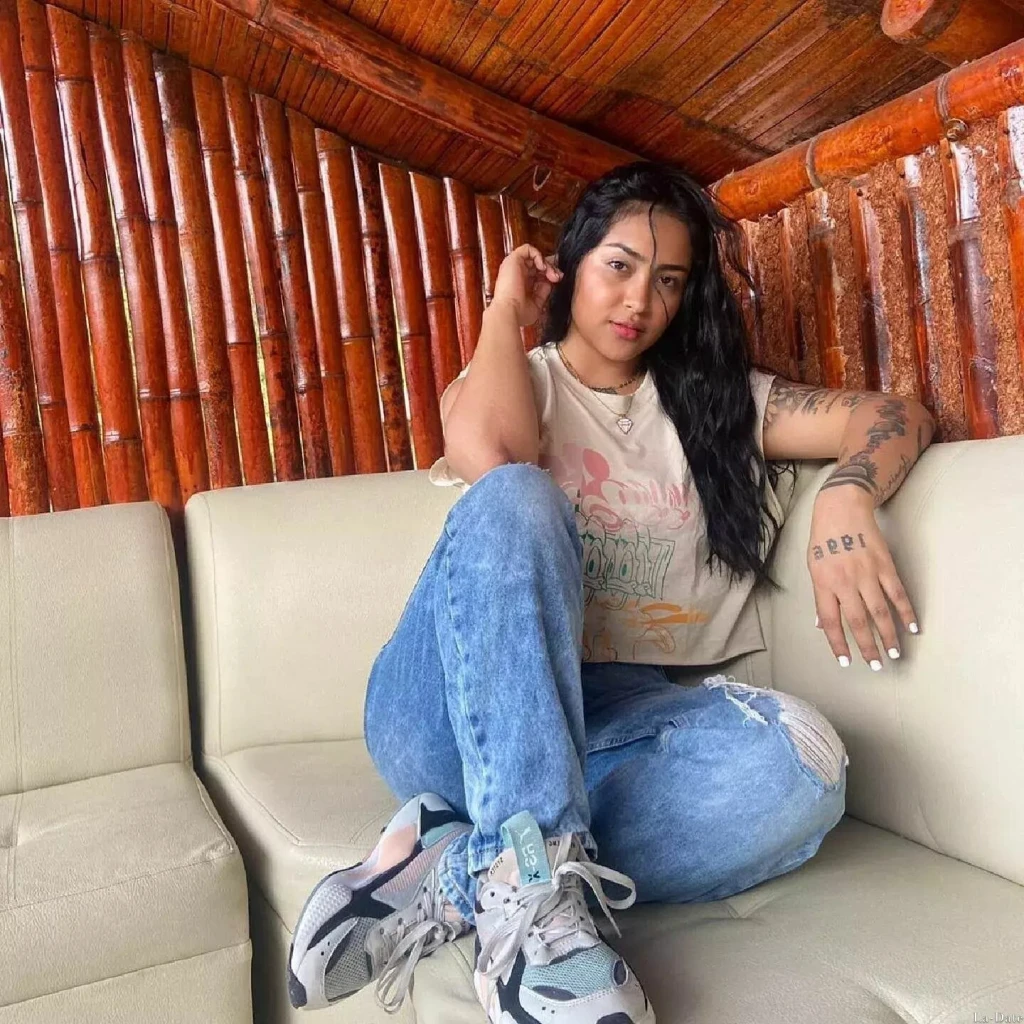 Elisa Profile image 1