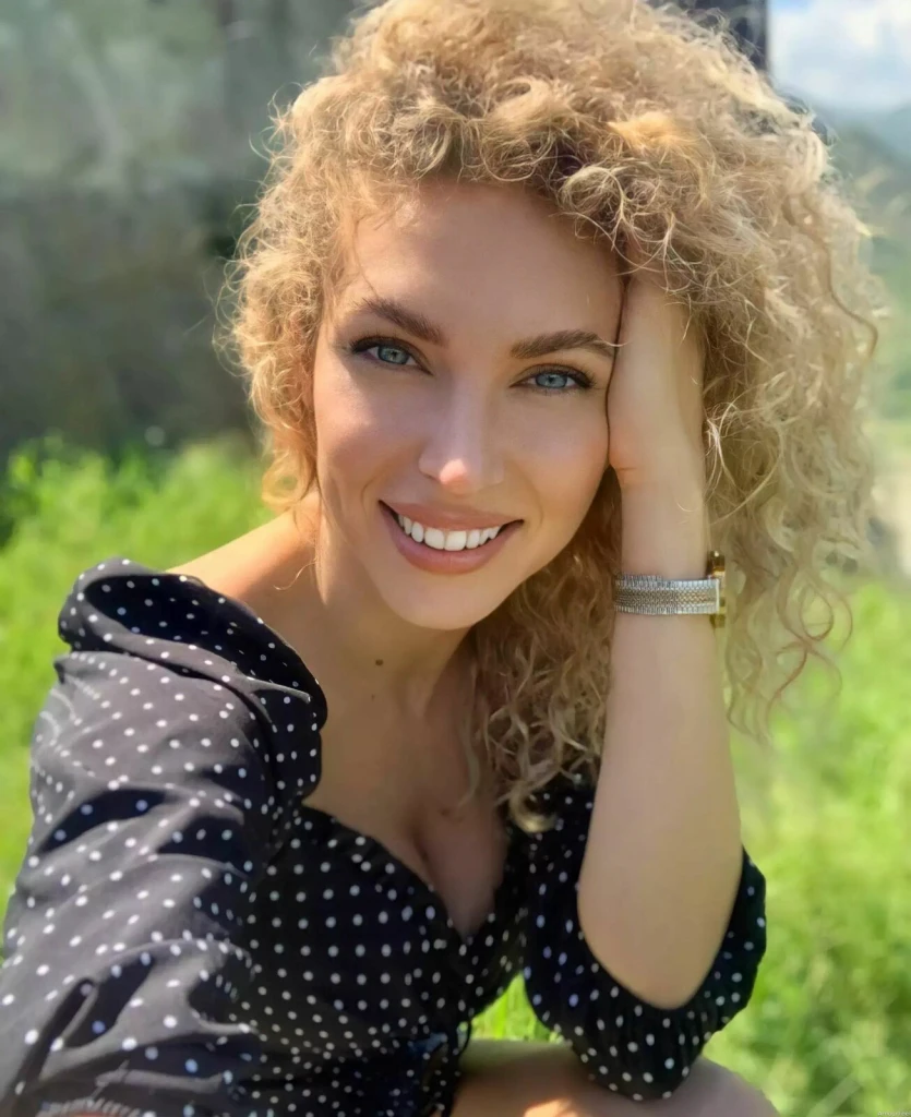 Elena Profile image 2