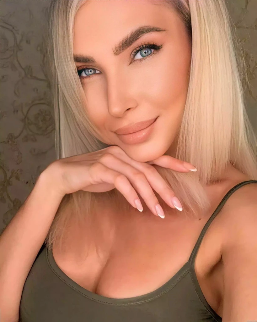 Elena Profile image 3