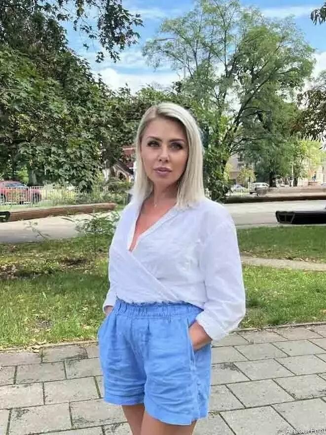 Julia Profile image 3