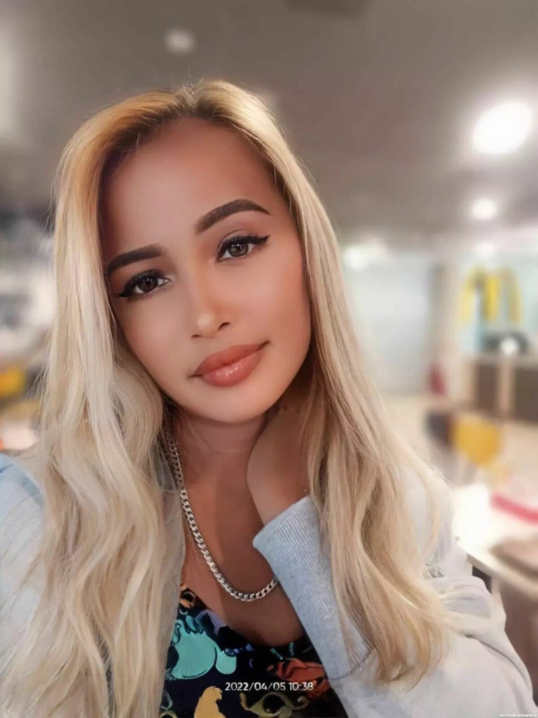 Gladys Profile image 1